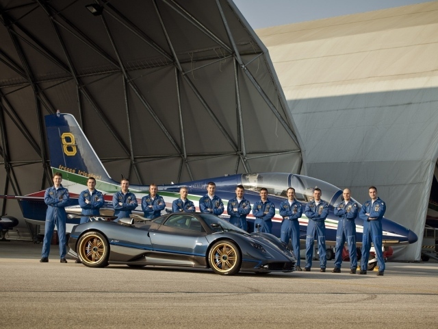 Команда пилотов с самолетом и автомобилем Pagani Zonda Tricolore