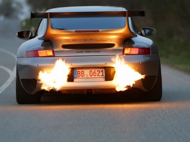 Пламя из выхлопной трубы автомобиля Porsche