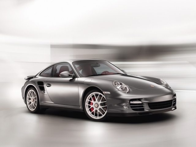 Серый Порше на смазанном фоне