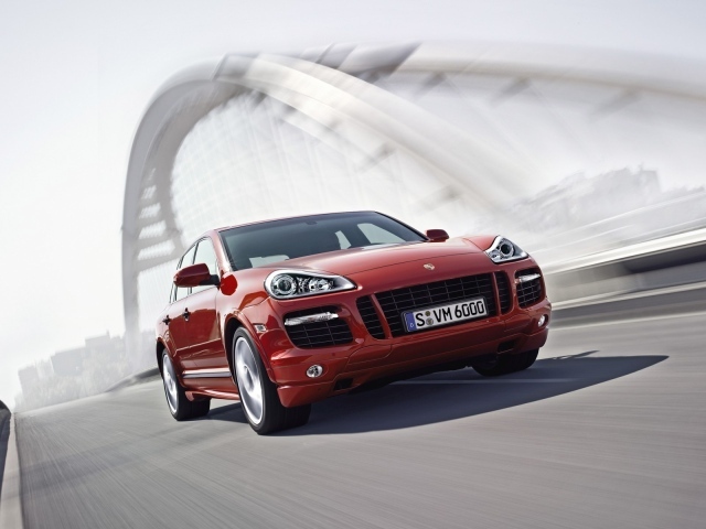 Красный Порше на городском мосту