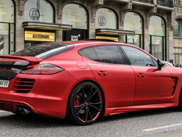 Красный автомобиль Porsche Panamera