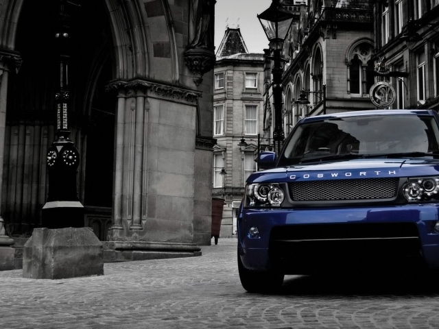 Мощный синий Range Rover