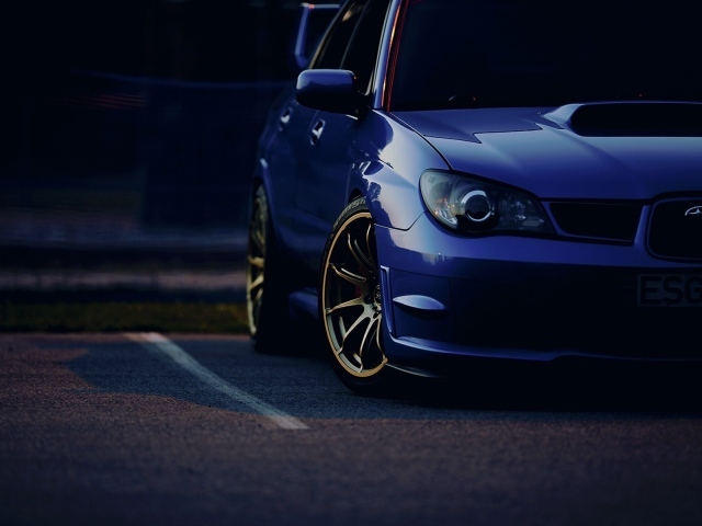 Автомобиль Subaru Impreza WRX STi синего цвета