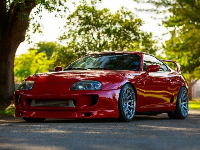 Красная Toyota Supra
