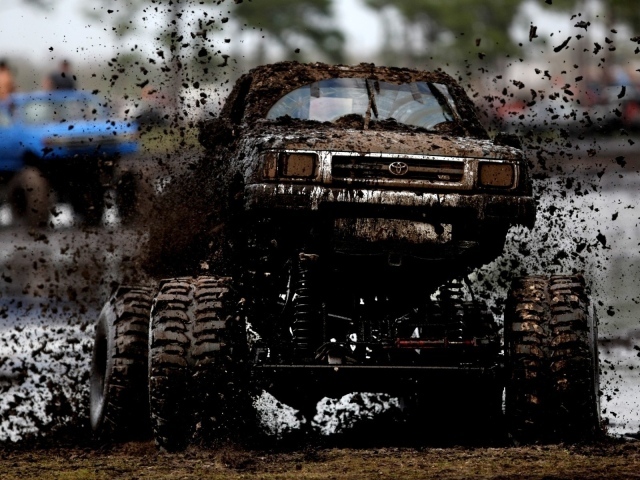 Внедорожник Тойота покрытый грязью