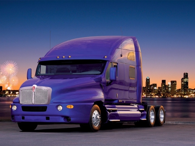 Мощный сиреневый тягач на фоне города