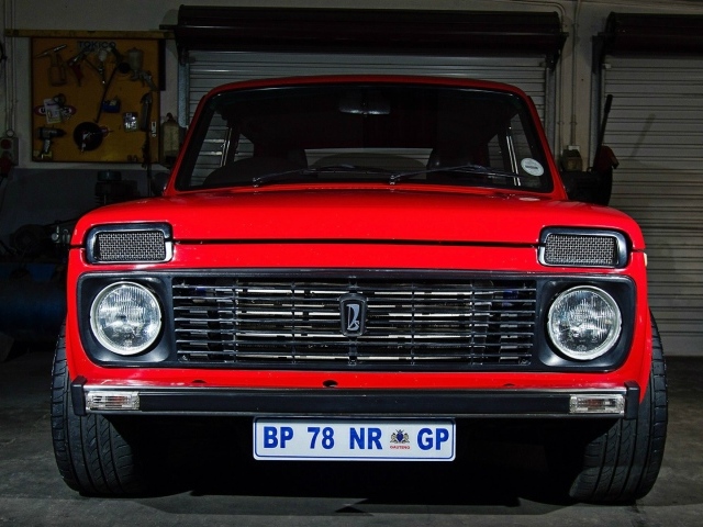 Красная Lada Niva