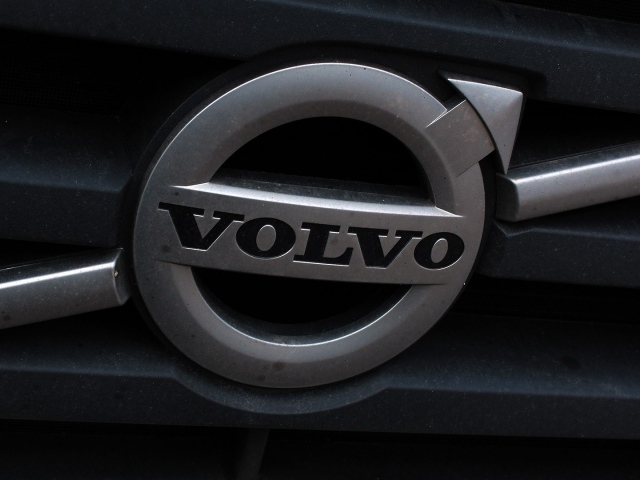 Логотип на решетке авто Вольво