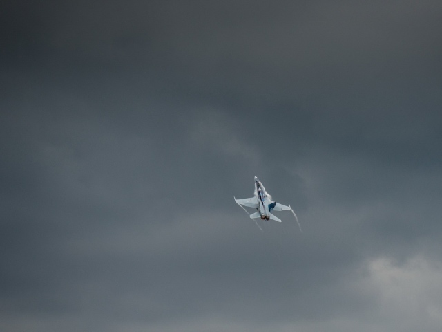 Истребитель летит в небе