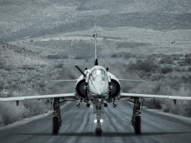 Истребитель на взлетно-посадочной полосе