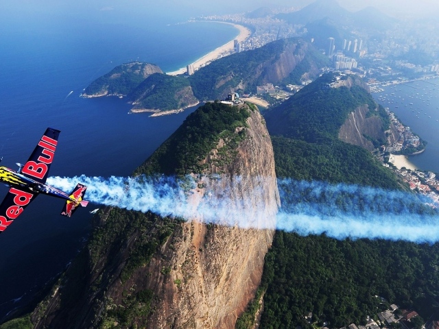 Легкий самолет пролетает над городом