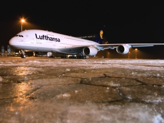 Самолет Люфтганза стоит в аэропорту