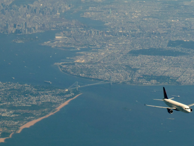 Мегаполис под крыльями пассажирского самолета
