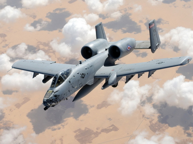 Военный самолет А-10 в небе