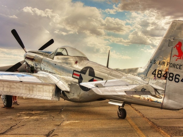 Старый самолет P-51 Mustang американских ВВС