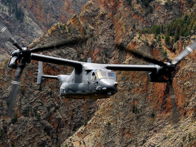 Двухвинтовой вертолет на фоне скал