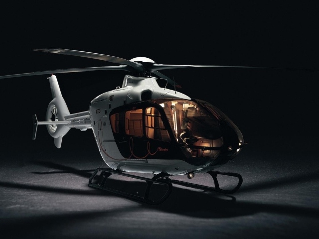 Белый частный вертолет