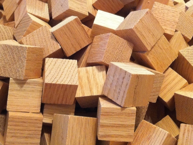 Россыпь деревянных кубиков