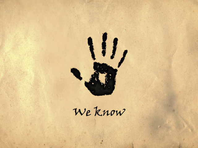 Черный отпечаток ладони на светлом фоне