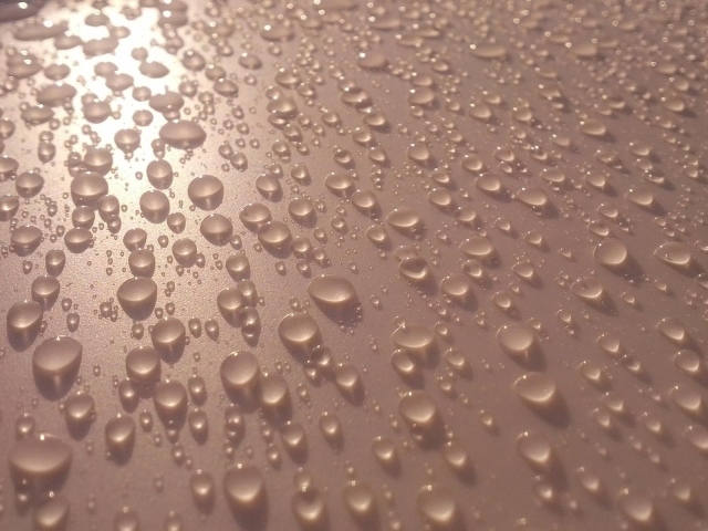 Конденсат на светлой поверхности