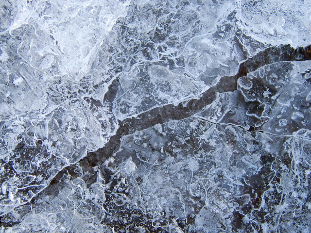 Треснутый лед