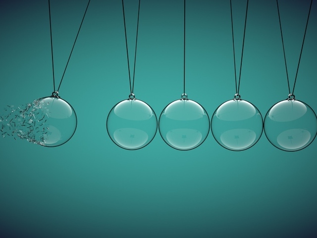 Разбился стеклянный шар на веревке