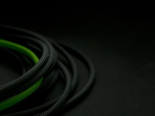 Зеленый провод среди черных