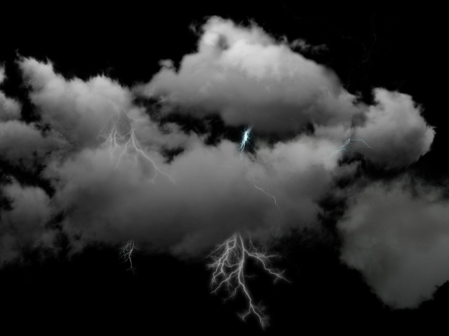 Молнии в пушистых белых облаках