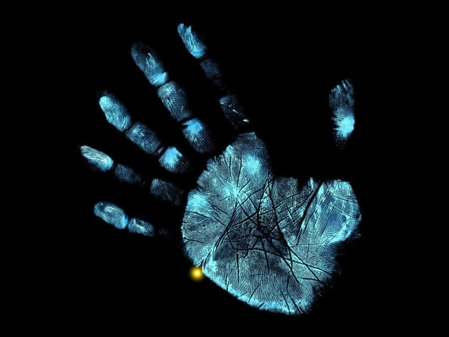 Неоновый отпечаток руки