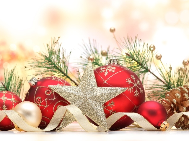 Рождество с красными шарами