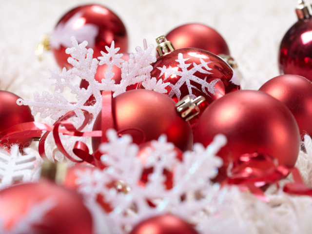 Красные шары и белые снежинки