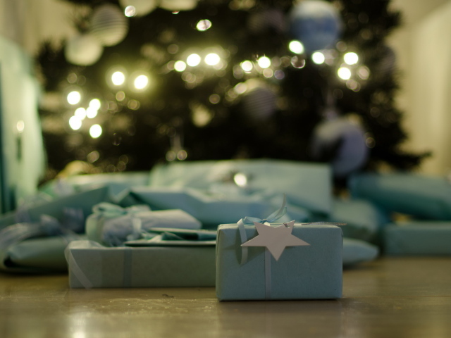 Рождественские подарки на полу