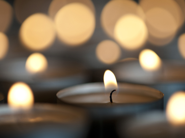 Огонь праздничных свечей