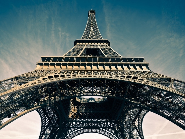 Вид снизу на Эйфелеву башню