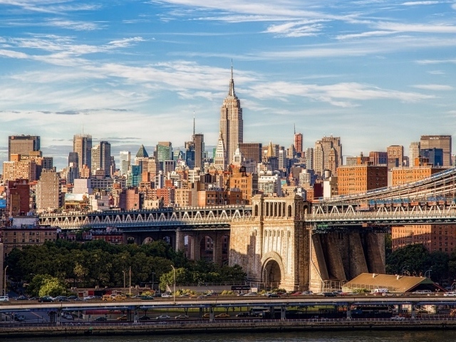 Мост на фоне построек Нью-Йорка