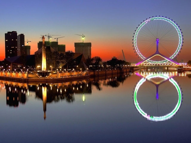 Яркое колесо обозрения в китайском городе