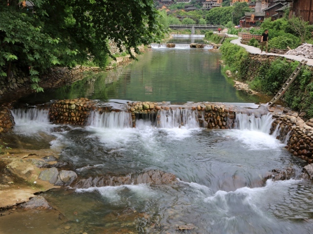 Спокойная река в городе