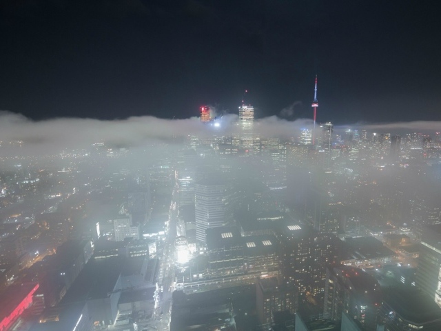 Город Торонто в тумане