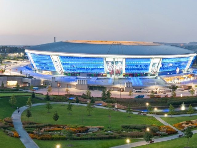 Донбасс Арена — футбольный стадион в Донецке