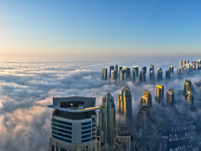Город Дубай в тумане