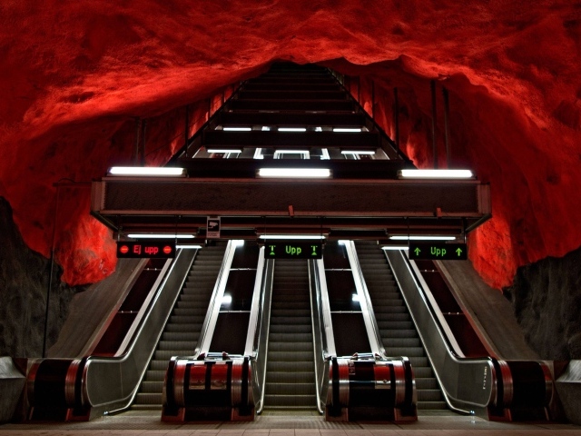 Эскалатор в метро Стокгольма