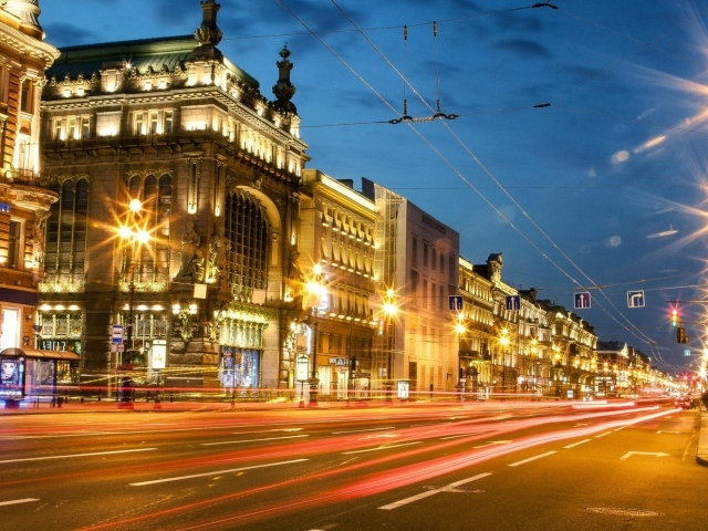Вечерние огни на улице Санкт-Петербурга