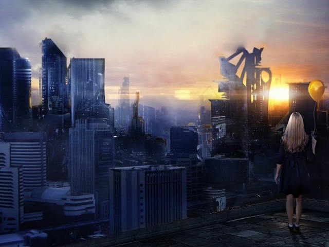 Девушка с шариком смотрит на большой город