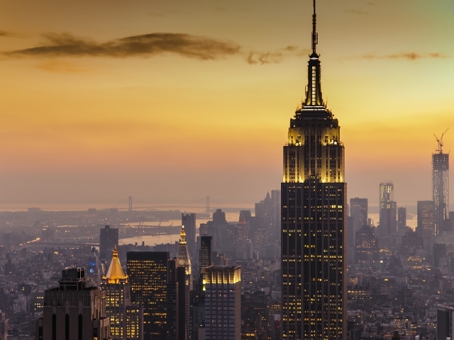 Подсветка небоскреба Эмпайр Стейт Билдинг в Нью-Йорке