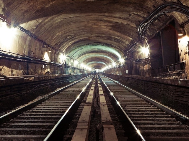 Внутри тоннеля московского метро
