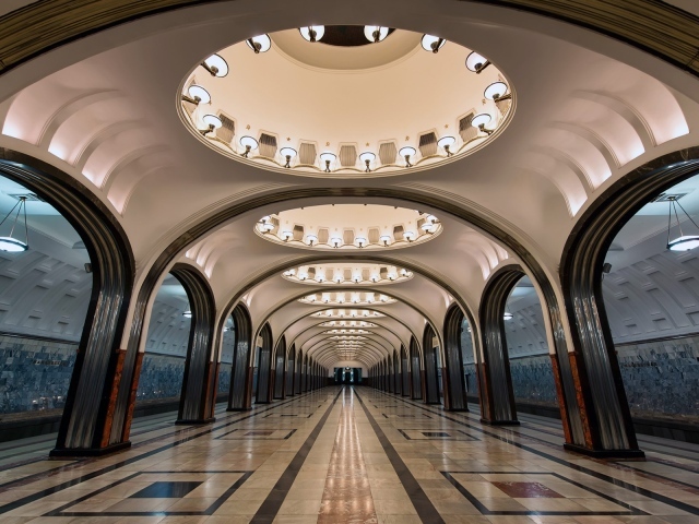 Интерьер одной из станций метро в Москве