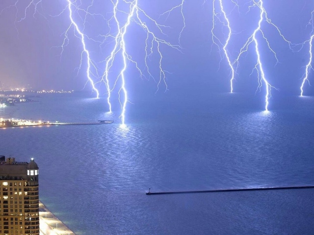 Молнии бьют в озеро Мичиган, возле Чикаго