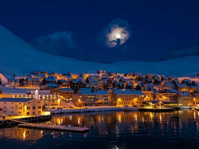 Луна над городом Альту, Норвегия