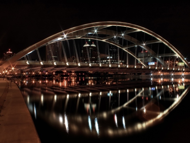 Ночные огни на пешеходном мосту