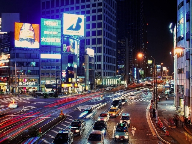 Ночное движение в японском городе